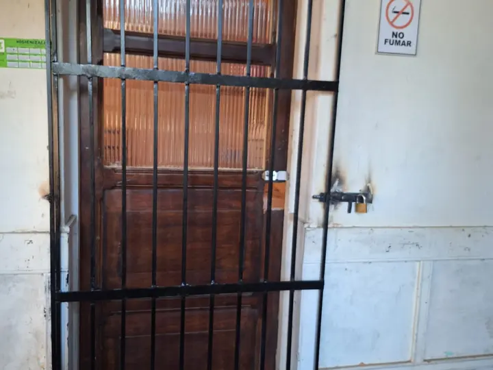 Protección metálica de acceso, trabajo realizado por ICM Constructora